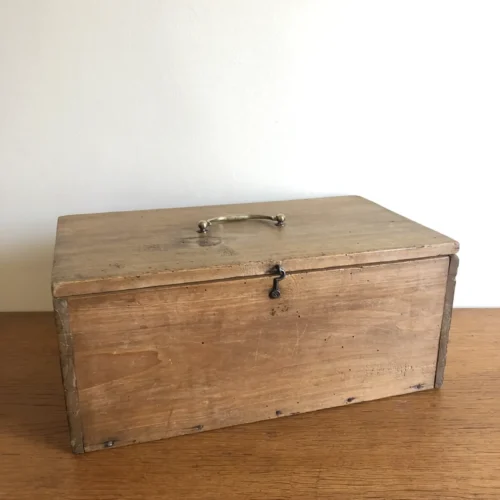 Petite caisse ancienne