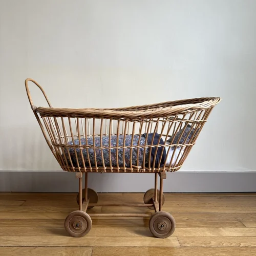 Berceau ancien pour poupées en osier
