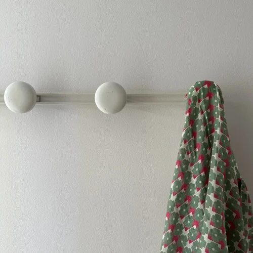 Détail de la patère métal crème