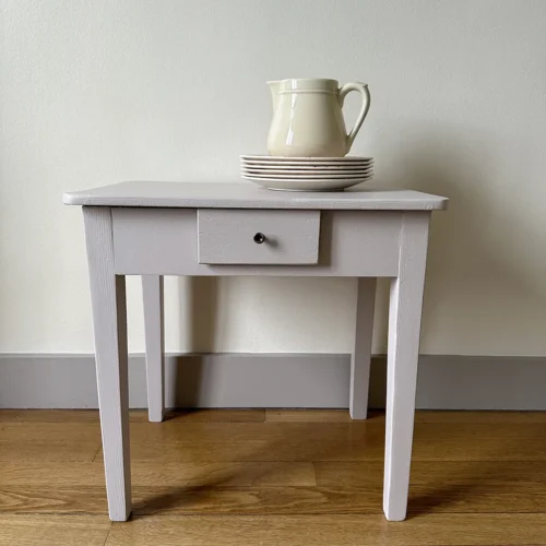 Petite table ancienne revisitée en beige