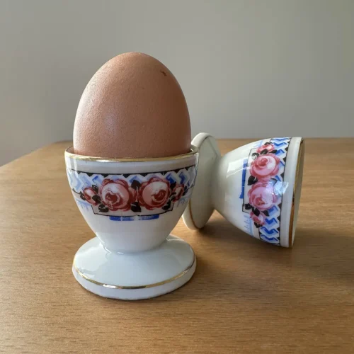 Deux coquetiers en porcelaine