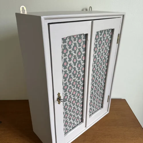 Petite armoire à suspendre en bois