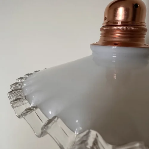 Suspension ancienne en opaline blanche